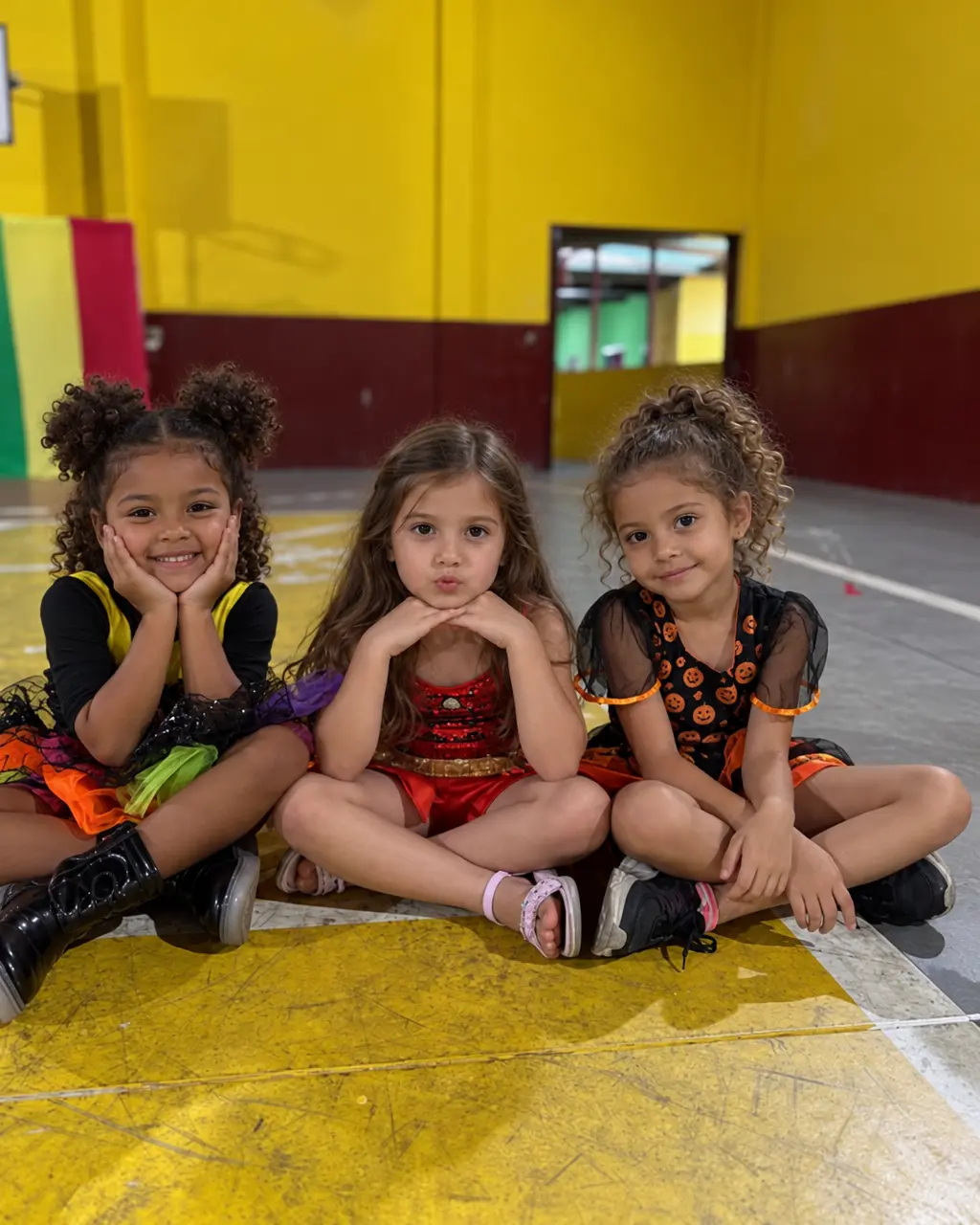 Alunas da Educação Infantil do Colégio Anterrós fantasiadas na quadra da escola